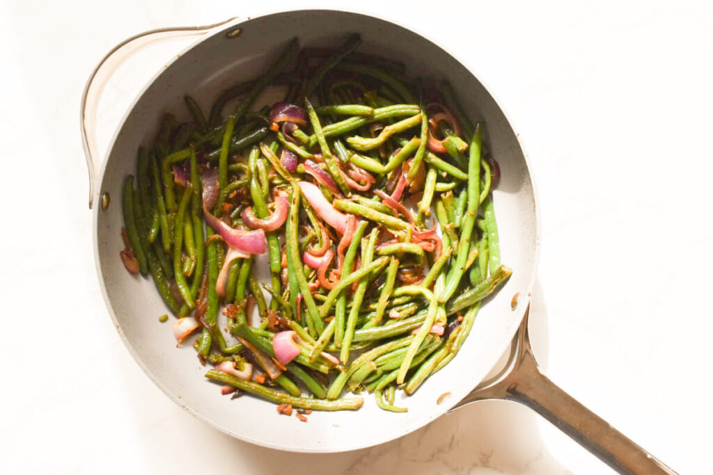 Garlic Green Beans with Soy Sauce and Red Onion