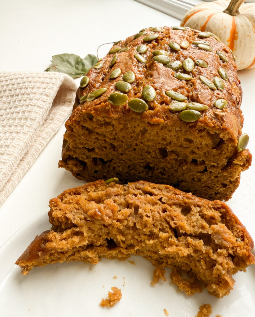 freshly sliced pumpkin bread