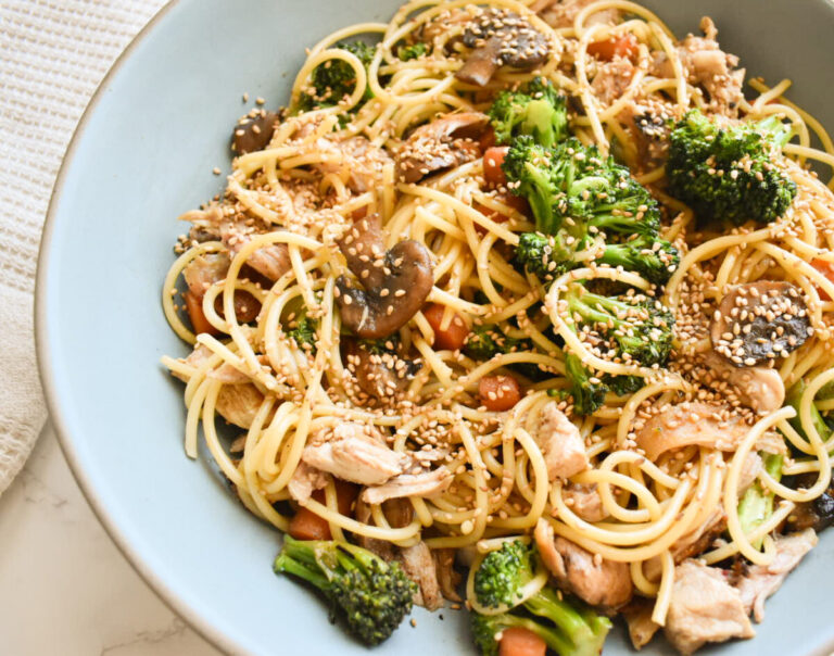 Stir fry style chicken spaghetti with mushrooms and broccoli