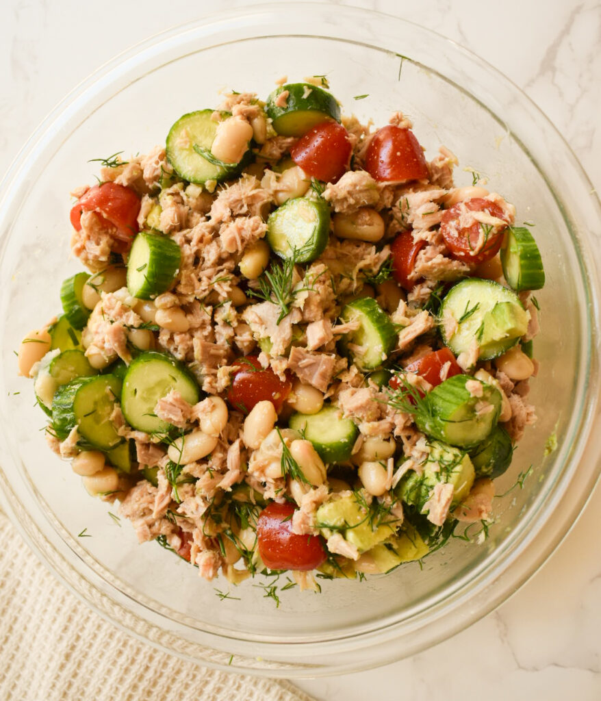 Easy no-cook Mediterranean salad with tuna and vegetables